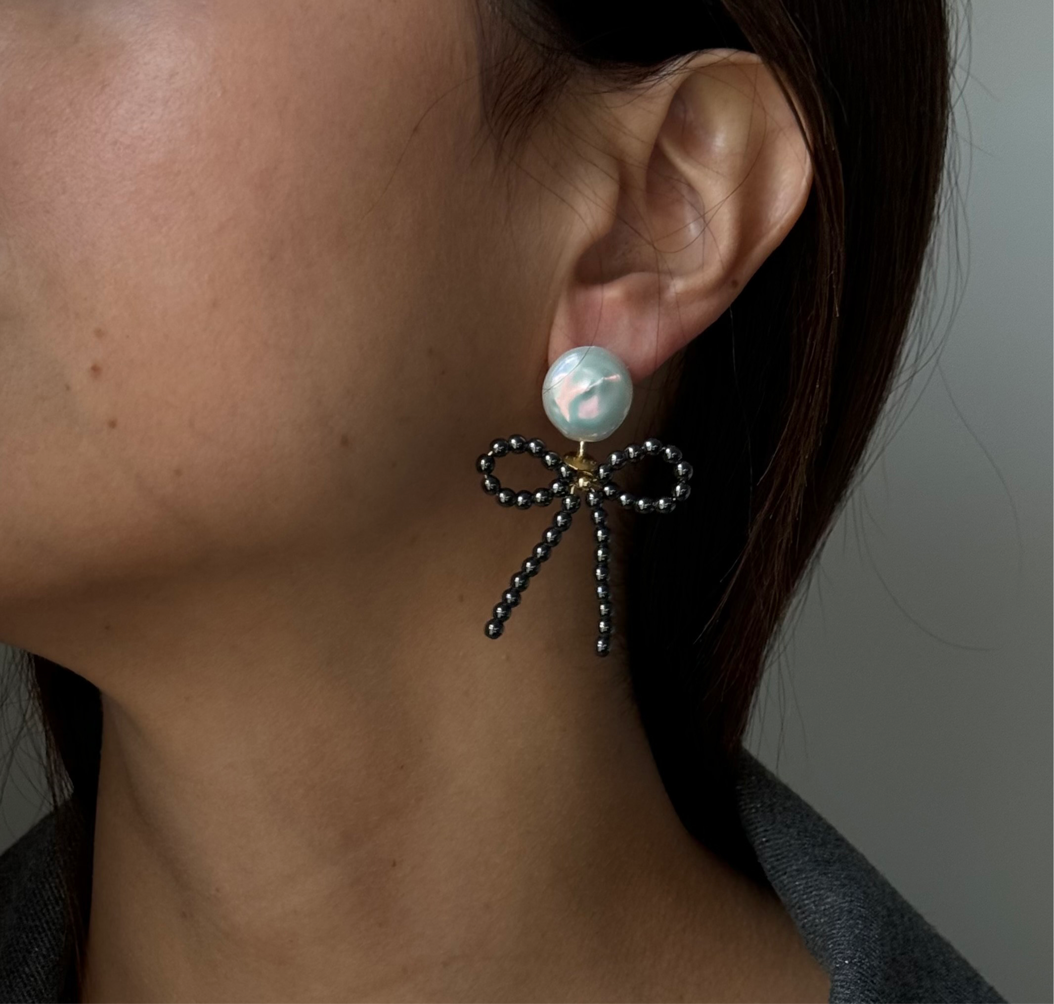 GREY BLISSY - Orecchini fiocco con ematite e perle